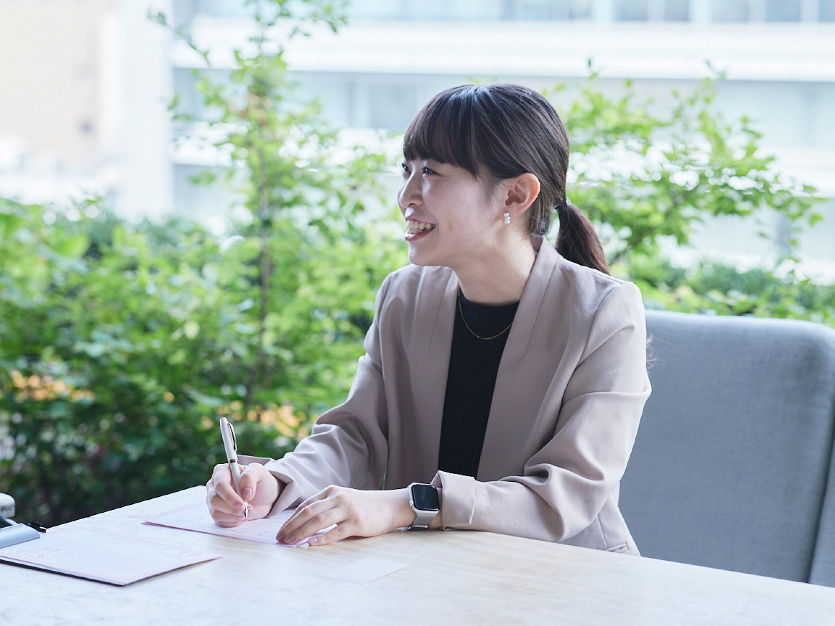 椅子に座って微笑む女性